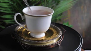 Arka planda bir fincan sıcak tatlı çay