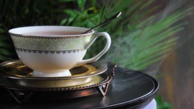 Arka planda bir fincan sıcak tatlı çay