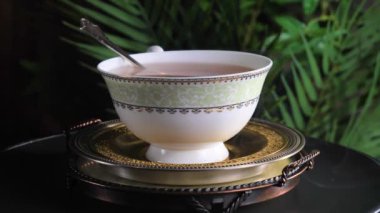 Arka planda bir fincan sıcak tatlı çay