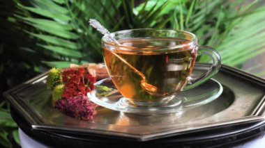 Arka planda bir fincan sıcak tatlı çay