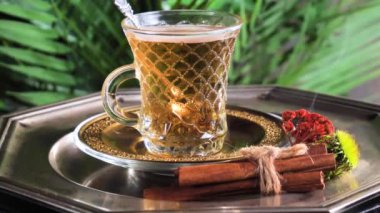 Arka planda bir fincan sıcak tatlı çay