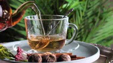 Arka planda bir fincan sıcak tatlı çay