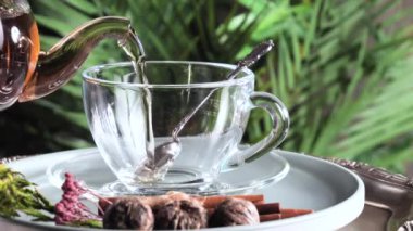 Arka planda bir fincan sıcak tatlı çay