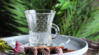 Arka planda bir fincan sıcak tatlı çay