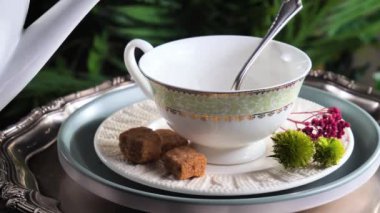 Arka planda bir fincan sıcak tatlı çay