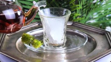 Arka planda bir fincan sıcak tatlı çay