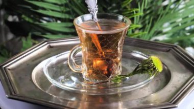 Arka planda bir fincan sıcak tatlı çay
