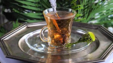 Arka planda bir fincan sıcak tatlı çay