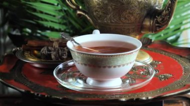 Arka planda bir fincan sıcak tatlı çay