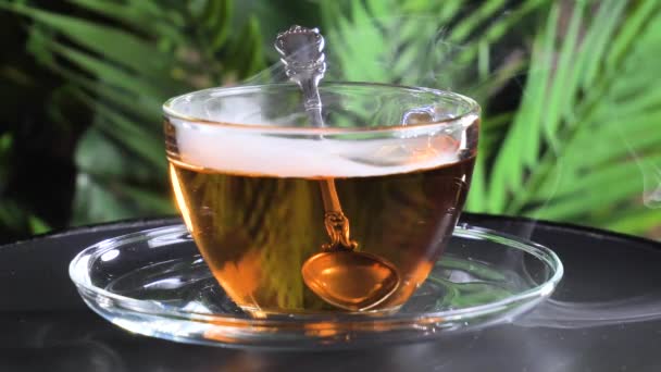 古い背景にカップで熱い甘いお茶 — ストック動画