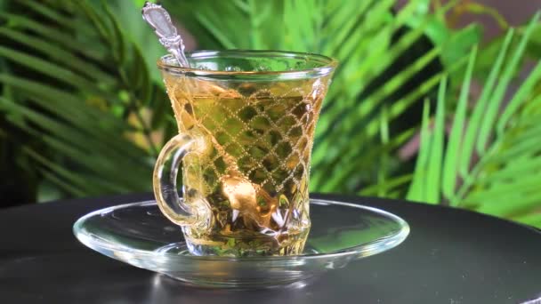 古い背景にカップで熱い甘いお茶 — ストック動画