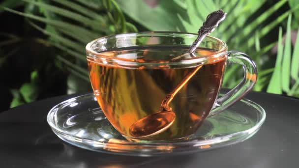 Arka Planda Bir Fincan Sıcak Tatlı Çay — Stok video