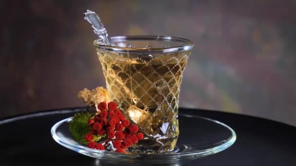 Arka Planda Bir Fincan Sıcak Tatlı Çay — Stok video