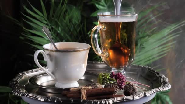 Ζεστό Γλυκό Τσάι Ένα Φλιτζάνι Παλιό Φόντο — Αρχείο Βίντεο