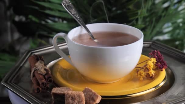 Heißer Süßer Tee Einer Tasse Auf Altem Hintergrund — Stockvideo