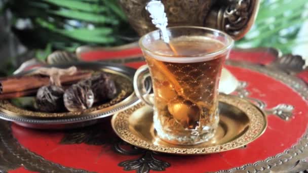 Heißer Süßer Tee Einer Tasse Auf Altem Hintergrund — Stockvideo
