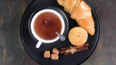 Arka planda bir fincan sıcak tatlı çay