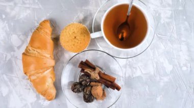 Arka planda bir fincan sıcak tatlı çay