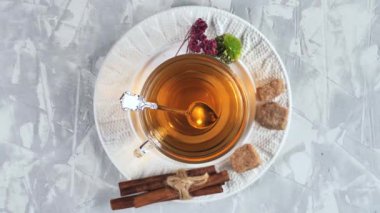 Arka planda bir fincan sıcak tatlı çay