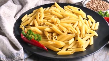 Mutfakta sebze ve kompozisyonda çiğ makarna..