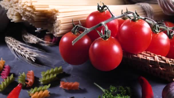 キッチンで野菜と組成した生パスタ — ストック動画