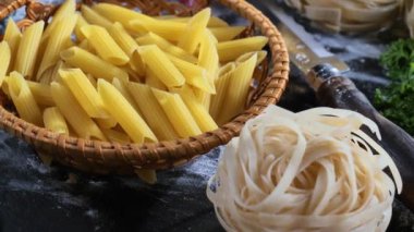 Mutfakta sebze ve kompozisyonda çiğ makarna..