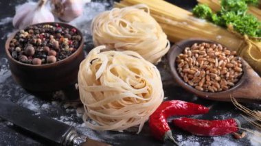 Mutfakta sebze ve kompozisyonda çiğ makarna..