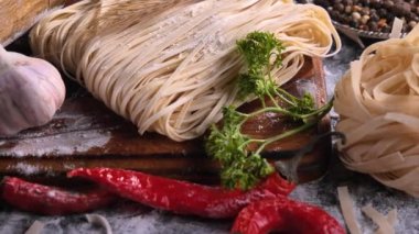 Mutfakta sebze ve kompozisyonda çiğ makarna..