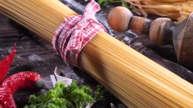 Mutfakta sebze ve kompozisyonda çiğ makarna..