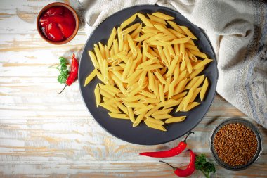 Mutfakta sebze ve kompozisyonda çiğ makarna..