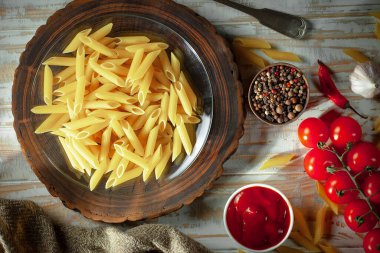 Mutfakta sebze ve kompozisyonda çiğ makarna..