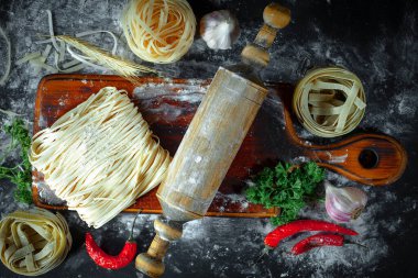 Mutfakta sebze ve kompozisyonda çiğ makarna..