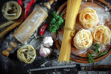 Mutfakta sebze ve kompozisyonda çiğ makarna..