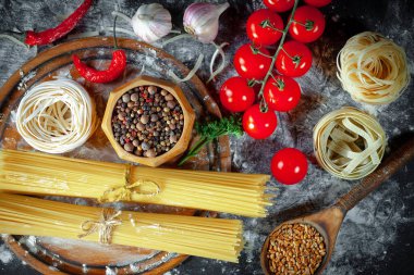 Mutfakta sebze ve kompozisyonda çiğ makarna..