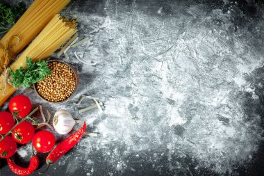 Mutfakta sebze ve kompozisyonda çiğ makarna..