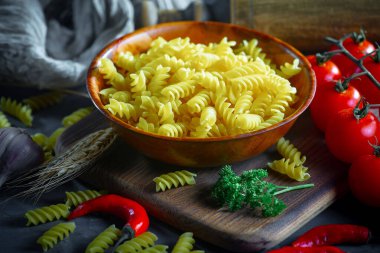 Mutfakta sebze ve kompozisyonda çiğ makarna..