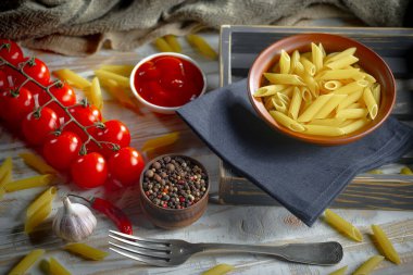 Mutfakta sebze ve kompozisyonda çiğ makarna..