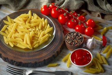 Mutfakta sebze ve kompozisyonda çiğ makarna..
