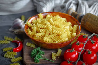 Mutfakta sebze ve kompozisyonda çiğ makarna..