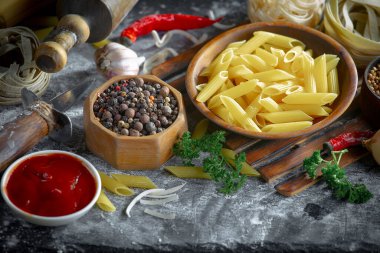 Mutfakta sebze ve kompozisyonda çiğ makarna..