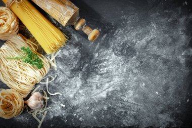 Mutfakta sebze ve kompozisyonda çiğ makarna..