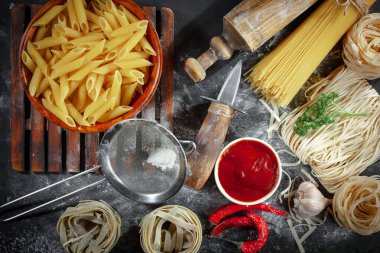 Mutfakta sebze ve kompozisyonda çiğ makarna..