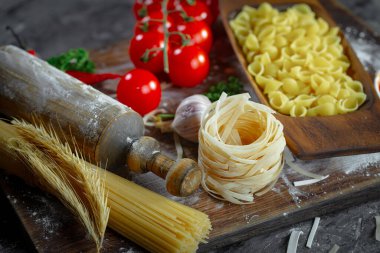 Mutfakta sebze ve kompozisyonda çiğ makarna..