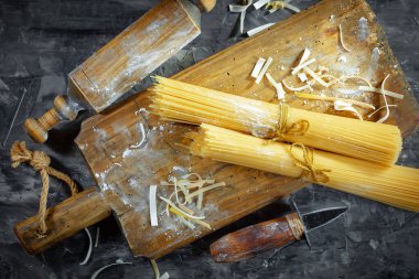 Mutfakta sebze ve kompozisyonda çiğ makarna..