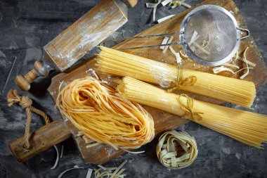 Mutfakta sebze ve kompozisyonda çiğ makarna..