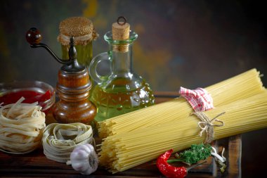 Mutfakta sebze ve kompozisyonda çiğ makarna..