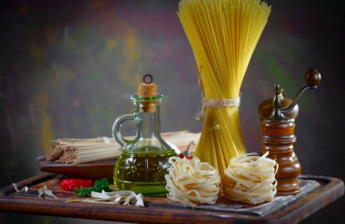 Mutfakta sebze ve kompozisyonda çiğ makarna..