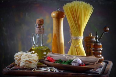 Mutfakta sebze ve kompozisyonda çiğ makarna..