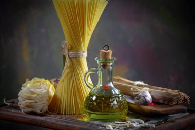 Mutfakta sebze ve kompozisyonda çiğ makarna..