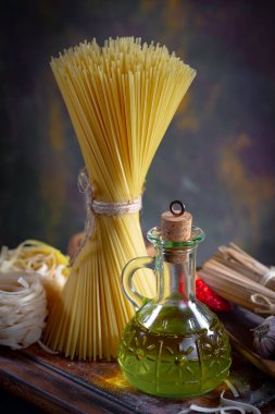 Mutfakta sebze ve kompozisyonda çiğ makarna..